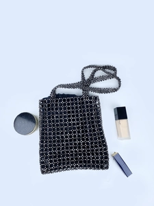 Sac fourre-tout noir fait main en perles avec pochette interne et bandoulière longue