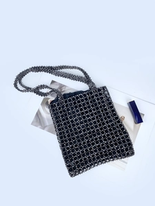Sac bandoulière fait main en perles noires avec tissage ajouré et design minimaliste