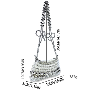 Vue détaillée du sac à perles fait main avec dimensions et chaîne florale argentée à nœud