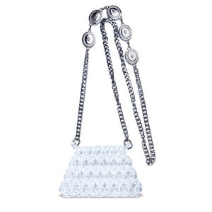 Mini sac bandoulière en perles tissées avec chaîne en métal argenté et ornements