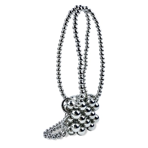 Detail van zilveren kralenhandtas met glanzende metalen bollen met spiegeleffect