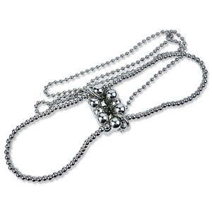 Detailopname van de zilveren kralentas met gepolijste metalen bollen en vlechtwerk