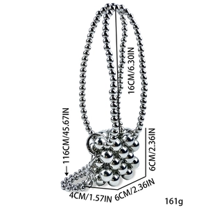 Zilveren mini kralentas met afmetingen van 116cm schouderband en een 6cm compacte tas