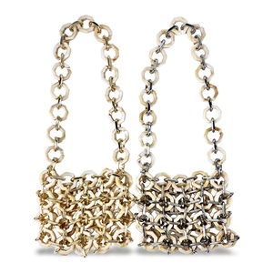 Details gewebter Harz-Minibag mit Marmortextur und ineinandergreifenden Metallringen