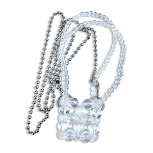 Detailopname van handgemaakte mini-pareltas met acryl kralen en zilveren metalen ketting