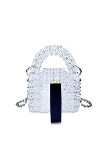 Mini borsa a mano trasparente con perline, catena in metallo e dettagli su sfondo bianco