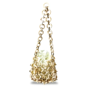 Detail des gewebten Acryl- und Gold-Metall-Netzdesigns einer Vintage-Schultertasche