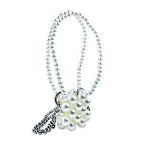 Detail van een handgemaakte mini pareltas met zilveren bolletjesketting en dubbele schouderband