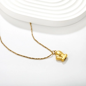 Goldene Kakteen-Halskette mit rotem Herz aus 18k Edelstahl auf weißem Hintergrund