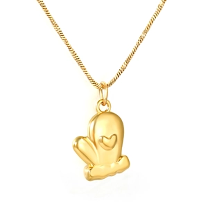 Halskette mit 18K Goldbeschichtung und einem Fäustling-Anhänger mit Herzprägung