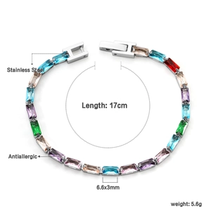 Détail d'un bracelet tennis de 17cm en acier inoxydable avec zircons rectangulaires