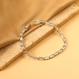 Bracelet tennis luxueux en acier inoxydable avec cristaux de zircone de taille baguette