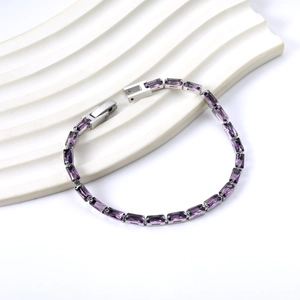 Détail d'un bracelet tennis en argent avec pierres rectangulaires violettes sur socle