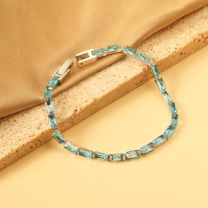 Bracelet tennis chic avec cristaux rectangulaires bleu clair et fermoir argenté