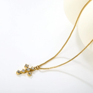 Collier avec pendentif croix dorée orné de strass brillants et chaîne vénitienne