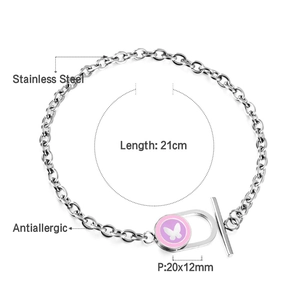 Detailansicht eines Edelstahl-Armbandes mit Knebelverschluss, Schmetterlingsanhänger und Maßen