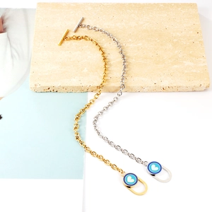 Detailansicht der blauen Emaille-Herzanhänger mit goldenen T-Verschluss-Armbändern