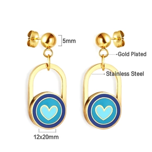 Detailsicht vergoldeter Edelstahl-Ohrringe mit blauem Herz und ovalem Metallrahmen