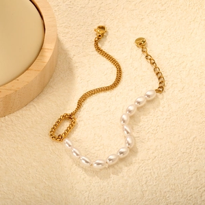 Bracelet élégant en acier inoxydable doré avec perles irrégulières et fermoir mousqueton