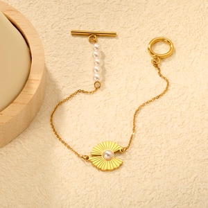 Bracciale dorato con perle e pendente a ventaglio con chiusura a levetta OT retrò