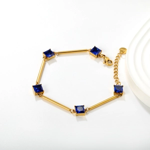 Bracelet en acier inoxydable de style bambou avec cristaux bleus carrés sur fond blanc