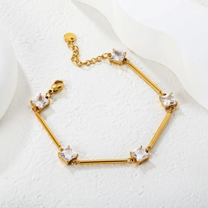 Bracelet doré avec maillons en bambou, pierres de zircone carrées et fermoir mousqueton