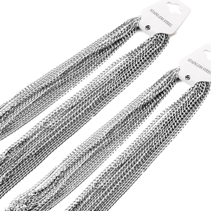 Gros plan de chaînes en acier inoxydable argenté avec cartes de support pour bijoux
