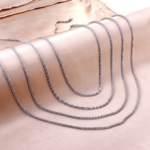 Cinq longueurs assorties de colliers chaîne corde en acier inoxydable sur soie champagne