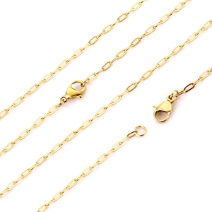 Détail du collier à maillons trombone dorés avec fermoir mousqueton sur fond blanc