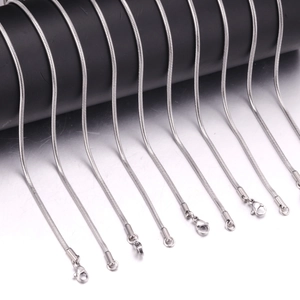 Colliers en maille serpent en acier inoxydable argenté poli avec fermoir mousqueton durable