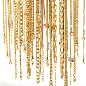 Variété de colliers chaînes en acier inoxydable plaqué or avec divers maillons et fermoirs
