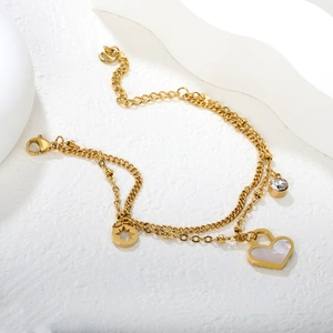 Elegante bracciale dorato a doppio strato con ciondoli a cuore, stella e zircone