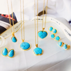 Set de joyas vintage turquesa con colgantes de corazón y redondos en seda blanca