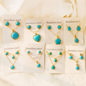Juego de 8 conjuntos de joyas de acero dorado y turquesa con colgantes de corazón