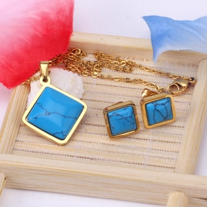 Detalle de conjunto de collar y pendientes de turquesa cuadrada con acabado dorado