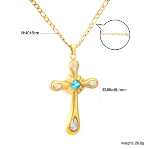 Détail du pendentif croix dorée avec pierre bleue et poinçon S925 sur le fermoir