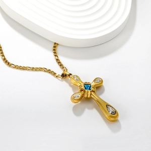Collier croix doré de luxe avec pierre carrée bleue et cristaux en goutte