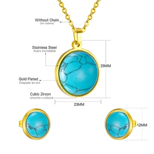 Detalle de conjunto de collar y pendientes de piedra turquesa en acero inoxidable dorado