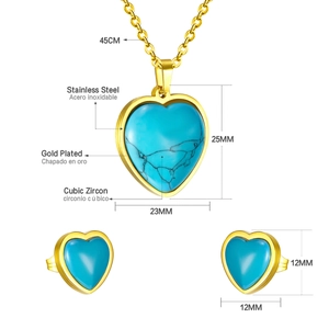 Detalle de conjunto de joyas de corazón en acero inoxidable dorado con turquesa azul