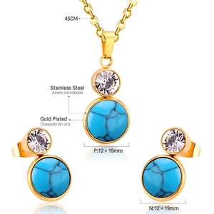 Vista de cerca de conjunto de joyas de acero inoxidable dorado con piedras turquesas