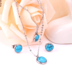 Primer plano de conjunto de joyas vintage con piedras turquesas y cadena de plata