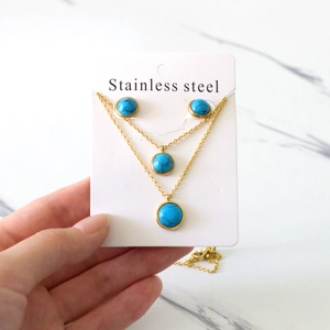 Conjunto de joyas de acero dorado con colgantes redondos de turquesa, collar y pendientes