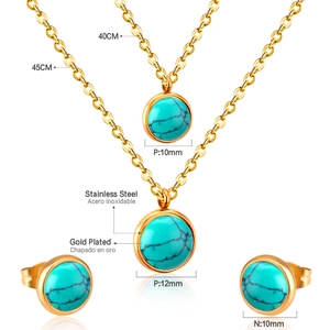 Detalle del conjunto de joyas en acero dorado con dimensiones y piedras de estilo turquesa