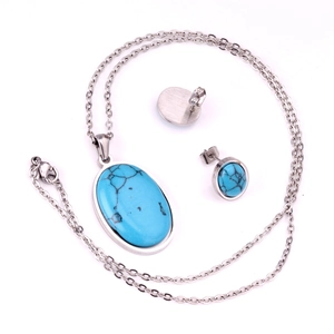 Detalle de conjunto vintage de turquesa con collar de plata y pendientes redondos