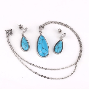 Detalle del conjunto de joyas de turquesa en forma de lágrima con collar y pendientes a juego