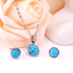 Primer plano de conjunto de joyas de turquesa vintage con collar y pendientes redondos