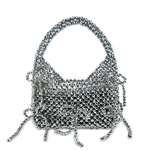 Gros plan d'un sac à main perlé argenté tissé à la main avec détails de franges