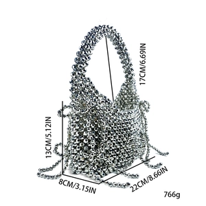 Détails du sac à main argenté perlé avec dimensions et design structuré à pampilles