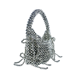 Détail du sac à main en perles argentées fait main avec des franges à pampilles
