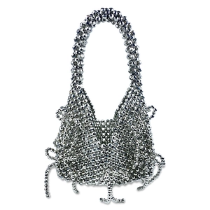 Détail du sac à main en perles argentées avec perles métalliques à facettes et pompons